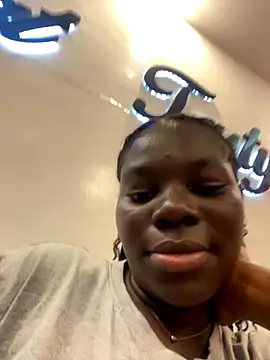 CBonita online show from September 12, 2025, 5:57 pm