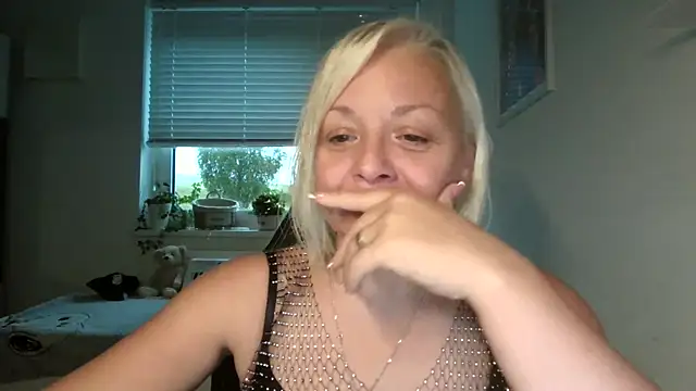 Linsy Kim online show from October 7, 2025, 5:37 am