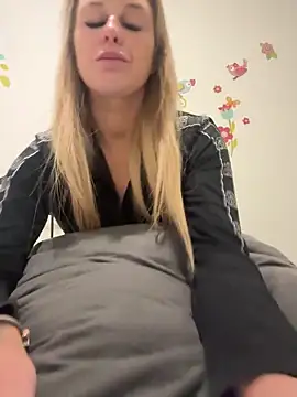 imyourgoodgirl69 online show from September 22, 2025, 12:40 pm