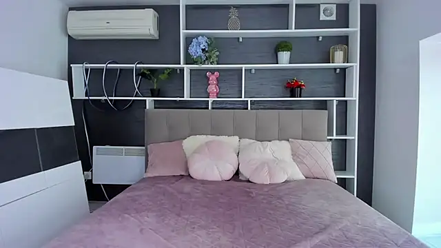 Snapshot of SabrinaSharm chatting on September 23, 2025, 12:08 pm SabrinaSharm online show from September 23, 2025, 12:08 pm