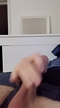 Snapshot of NewJoiner chatting on October 6, 2025, 8:28 pm NewJoiner online show from October 6, 2025, 8:28 pm