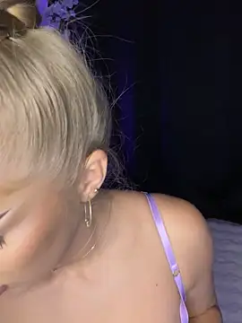 AubrieleRouj1 online show from September 30, 2025, 3:50 pm