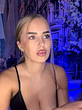 AubrieleRouj1 online show from December 19, 2025, 4:47 pm