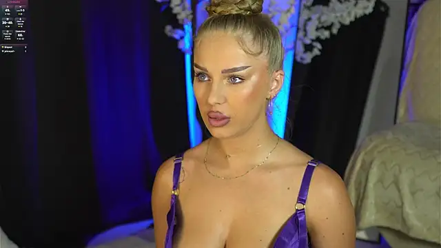 AubrieleRouj1 online show from June 19, 2026, 5:28 pm