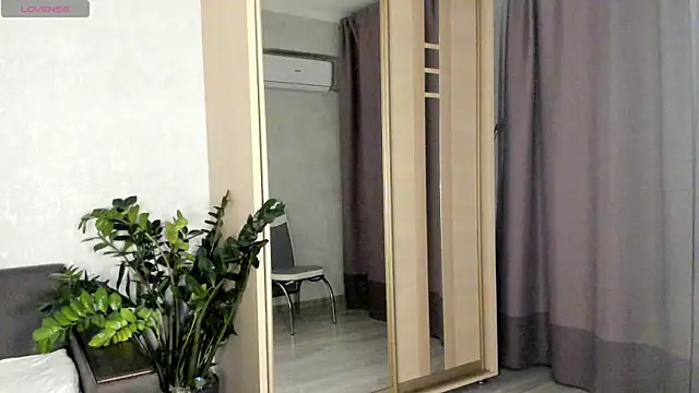 Snapshot of SaraShine_ chatting on October 27, 2025, 8:57 pm SaraShine online show from October 27, 2025, 8:57 pm