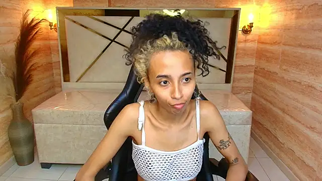 Snapshot of Agnis_ink_r chatting on November 15, 2025, 1:36 am Agnis ink r online show from November 15, 2025, 1:36 am