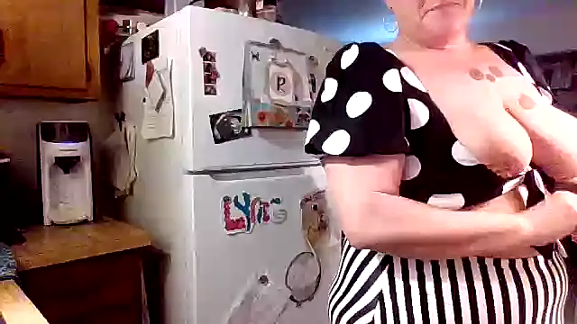 Snapshot of ScrawburryBBW chatting on September 26, 2025, 2:15 am ScrawburryBBW online show from September 26, 2025, 2:15 am