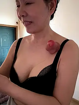 Snapshot of xiiuuff18 chatting on October 11, 2025, 12:32 am xiiuuff18 online show from October 11, 2025, 12:32 am