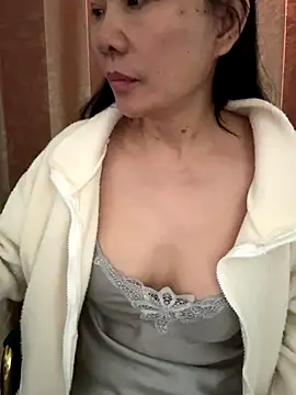 Snapshot of xiiuuff18 chatting on November 1, 2025, 12:12 am xiiuuff18 online show from November 1, 2025, 12:12 am