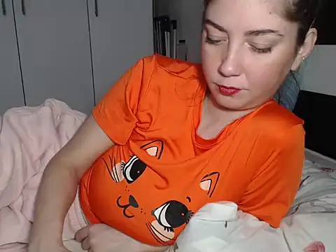 Snapshot of petite_danielle chatting on February 13, 2026, 12:12 pm petite danielle online show from February 13, 2026, 12:12 pm