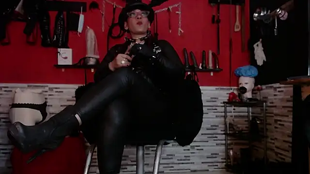 Snapshot of Miss_Mirandaa chatting on November 8, 2025, 11:47 pm Miss Mirandaa online show from November 8, 2025, 11:47 pm