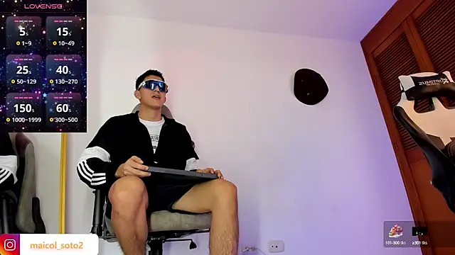 sotooliver3 online show from October 10, 2025, 8:41 pm