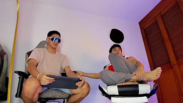 sotooliver3 online show from November 4, 2025, 9:25 pm