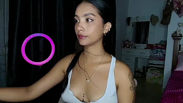 mia yireth online show from September 12, 2025, 12:22 am