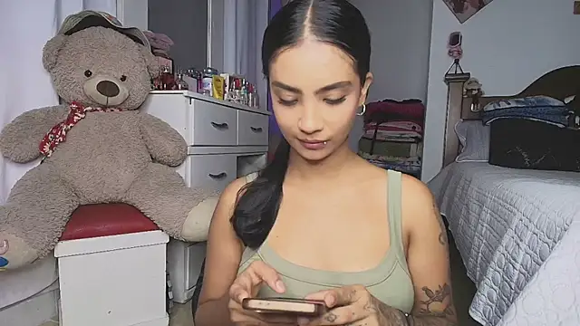 mia yireth online show from November 10, 2025, 10:53 pm