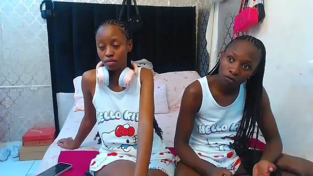 Snapshot of SexyPetitex25 chatting on October 19, 2025, 7:58 pm SexyPetitex25 online show from October 19, 2025, 7:58 pm