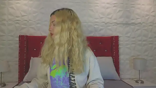 Snapshot of Lucy_n_pink chatting on October 10, 2025, 7:35 pm Lucy n pink online show from October 10, 2025, 7:35 pm