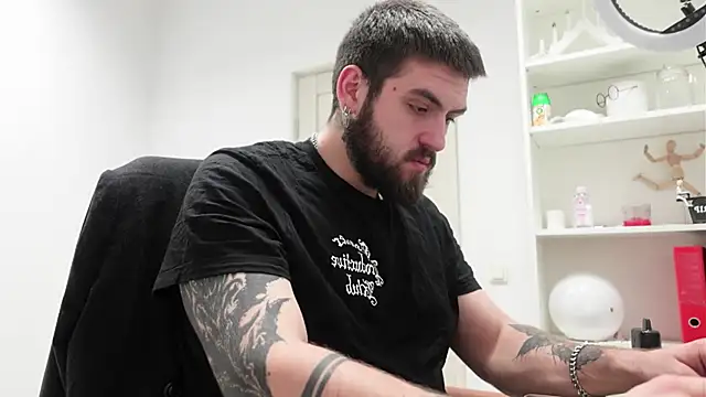 Snapshot of Mike_Platano chatting on November 28, 2025, 10:45 pm Mike Platano online show from November 28, 2025, 10:45 pm