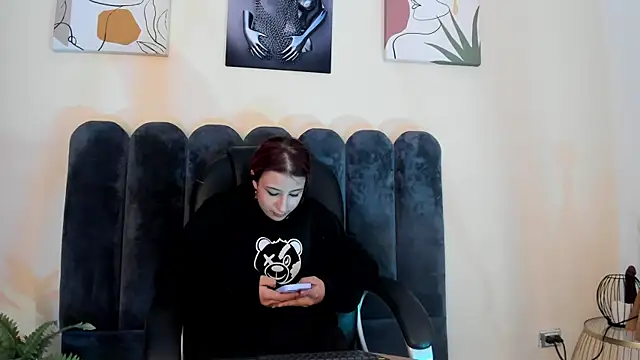 Snapshot of Cristalfoxy_ chatting on June 11, 2026, 12:32 am Cristalfoxy online show from June 11, 2026, 12:32 am