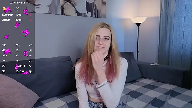 Snapshot of HelenMartines chatting on October 17, 2025, 10:07 am HelenMartines online show from October 17, 2025, 10:07 am