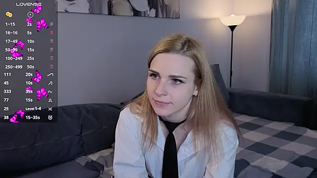 Snapshot of HelenMartines chatting on October 28, 2025, 10:30 am HelenMartines online show from October 28, 2025, 10:30 am