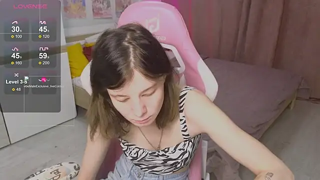 Snapshot of EllinEverly chatting on June 10, 2026, 9:14 pm EllinEverly online show from June 10, 2026, 9:14 pm