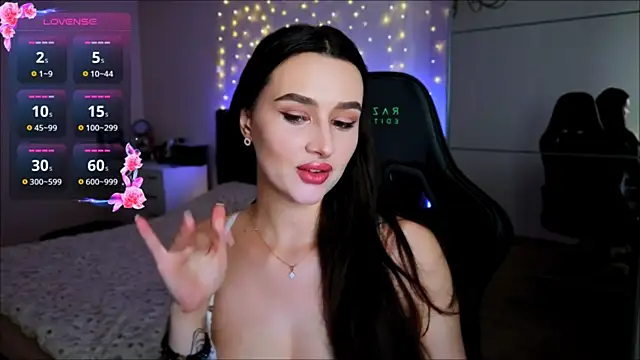 Veronica Larsson online show from July 8, 2026, 8:35 pm