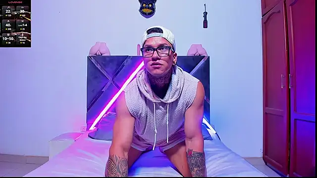 ArnoldSexy  online show from November 12, 2025, 4:40 pm