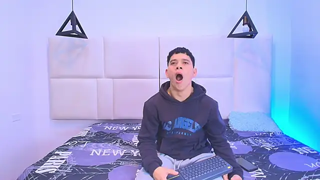 aron twink66 online show from September 20, 2025, 1:23 pm