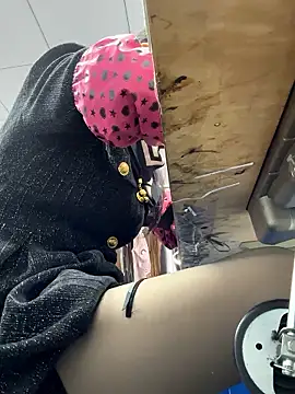 Snapshot of DHJM168 chatting on December 18, 2025, 1:11 am DHJM168 online show from December 18, 2025, 1:11 am