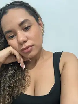 Snapshot of angie_leonn chatting on July 13, 2026, 12:13 am angie leonn online show from July 13, 2026, 12:13 am