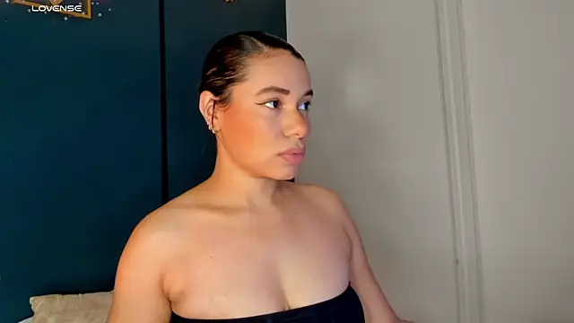 Snapshot of angie_leonn chatting on July 31, 2026, 2:05 pm angie leonn online show from July 31, 2026, 2:05 pm
