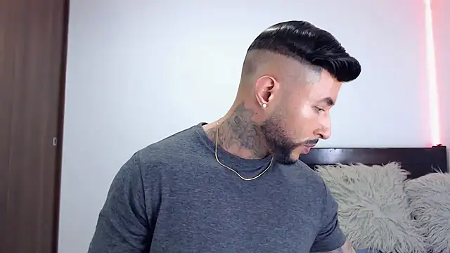 andrea de lucaa online show from December 16, 2025, 2:16 am