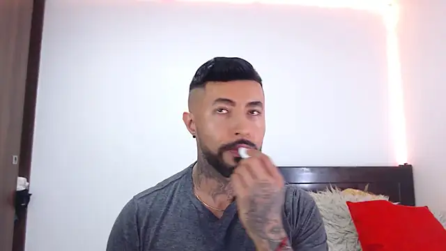 andrea de lucaa online show from February 10, 2026, 3:43 am