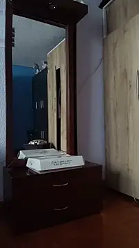 lindasyt online show from November 10, 2025, 1:43 pm