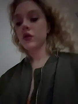 Snapshot of CaitlinSugar chatting on December 15, 2025, 4:39 am CaitlinSugar online show from December 15, 2025, 4:39 am