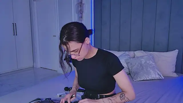 VioletAsh online show from May 18, 2026, 4:29 am