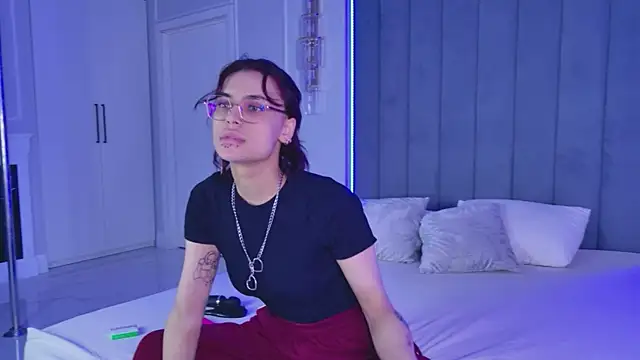 VioletAsh online show from June 15, 2026, 4:25 am