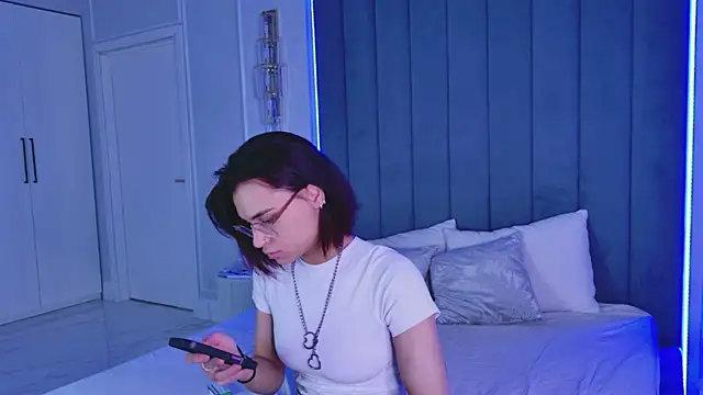 VioletAsh online show from June 16, 2026, 4:26 am