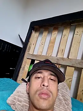 Snapshot of Santi2323xxX chatting on March 20, 2026, 6:57 pm Santi2323xxX online show from March 20, 2026, 6:57 pm