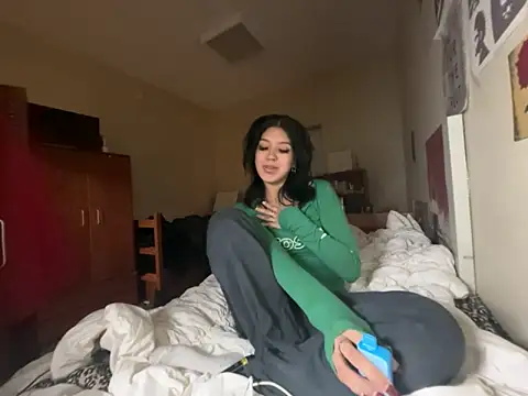 Snapshot of petitelatinateen chatting on February 3, 2026, 7:24 am petitelatinateen online show from February 3, 2026, 7:24 am