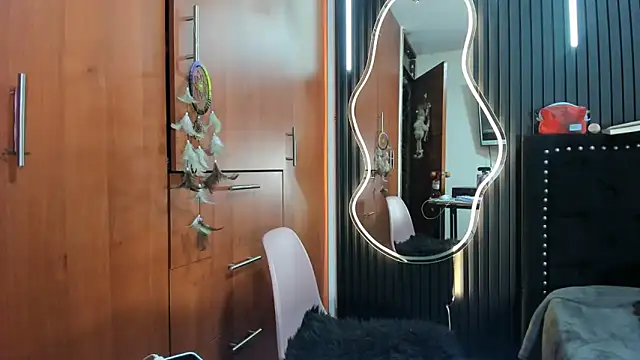 scarletr red online show from December 15, 2025, 11:09 pm