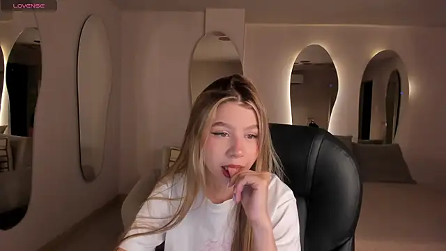 Snapshot of TiffannySins chatting on May 27, 2026, 3:03 am TiffannySins online show from May 27, 2026, 3:03 am