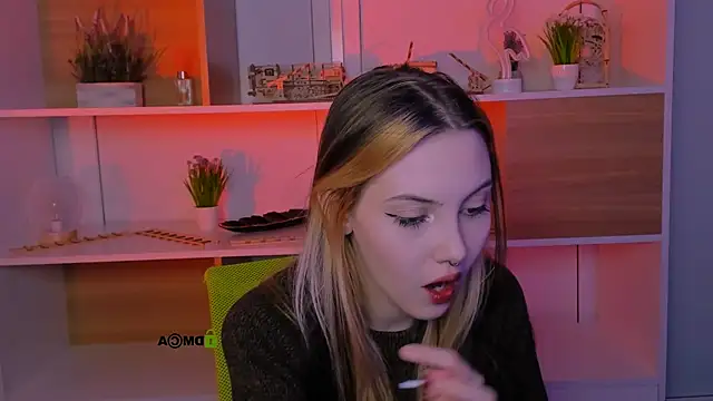 Snapshot of luna_tin chatting on October 14, 2025, 7:14 pm luna tin online show from October 14, 2025, 7:14 pm