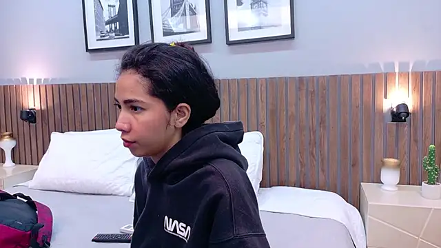 luna roja25 online show from March 4, 2026, 12:33 pm