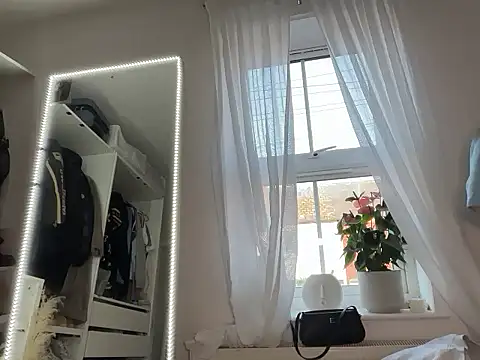 Snapshot of KayleeBella chatting on October 12, 2025, 4:17 pm KayleeBella online show from October 12, 2025, 4:17 pm