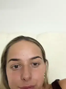 Snapshot of KayleeBella chatting on October 16, 2025, 8:21 pm KayleeBella online show from October 16, 2025, 8:21 pm