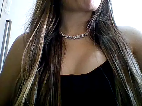 Yasleal online show from April 23, 2026, 8:11 pm