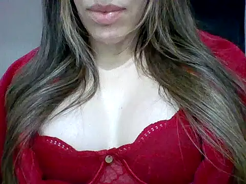 Snapshot of Yasleal chatting on June 8, 2026, 10:32 pm Yasleal online show from June 8, 2026, 10:32 pm