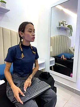 Snapshot of SunshineLizzy chatting on November 6, 2025, 1:23 pm SunshineLizzy online show from November 6, 2025, 1:23 pm